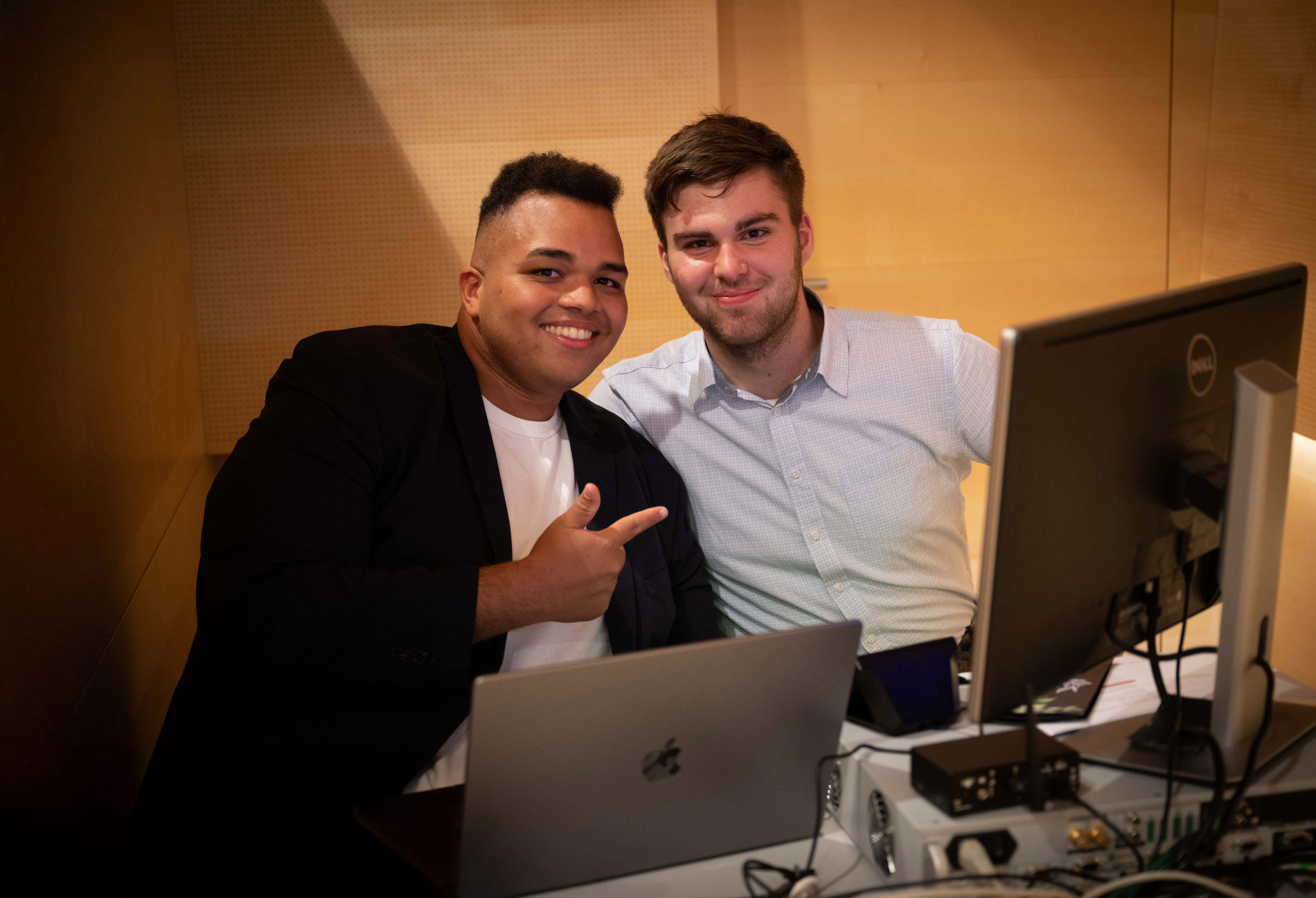 Oliver und David vor einem MacBook